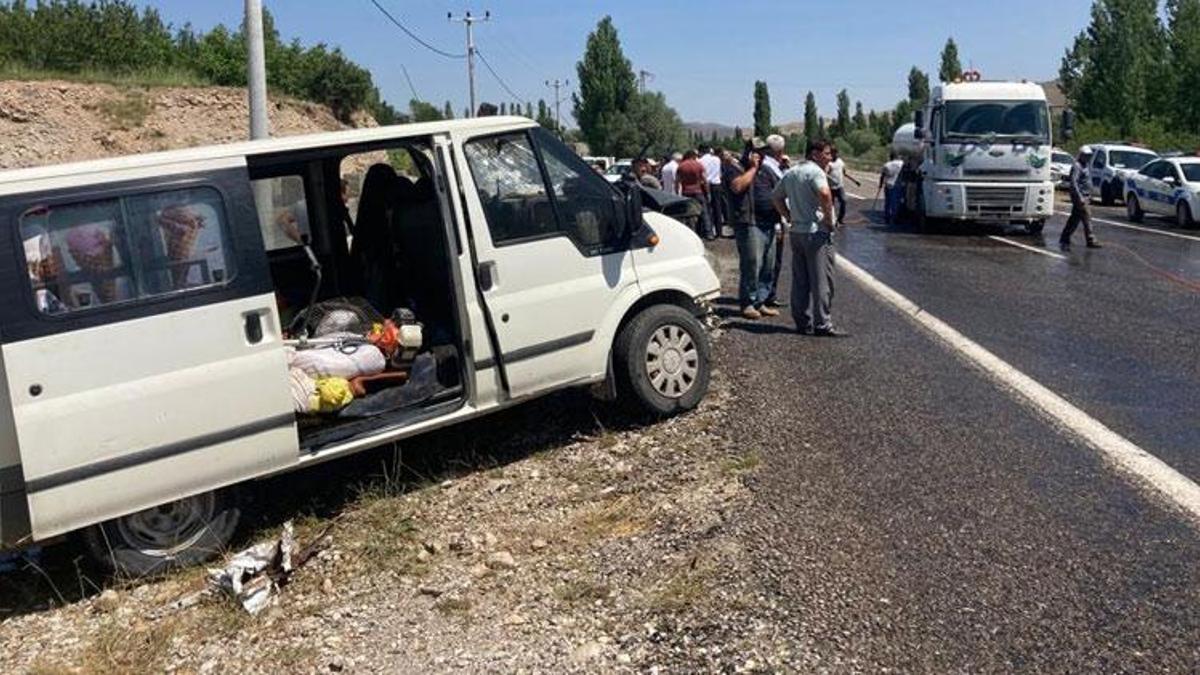 Feci kaza! Niğde'de minibüs ile otomobil çarpıştı: 2 ölü, 1 ağır yaralı