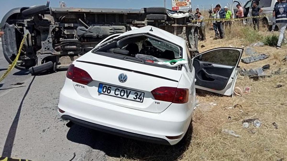 Feci kaza! Yolcu indirmek için duran minibüse otomobil çarptı: 1 ölü, 10 yaralı