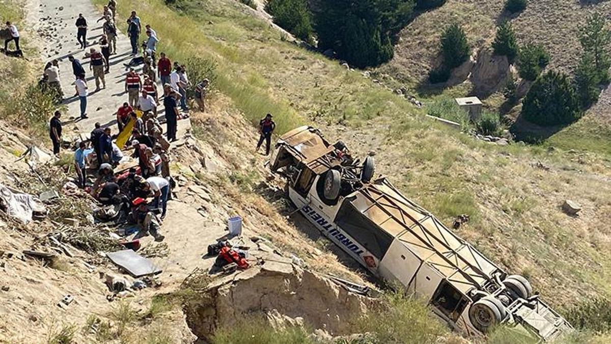 Kars'ta yolcu otobüsü viyadükten uçtu; 7 ölü, 22 yaralı