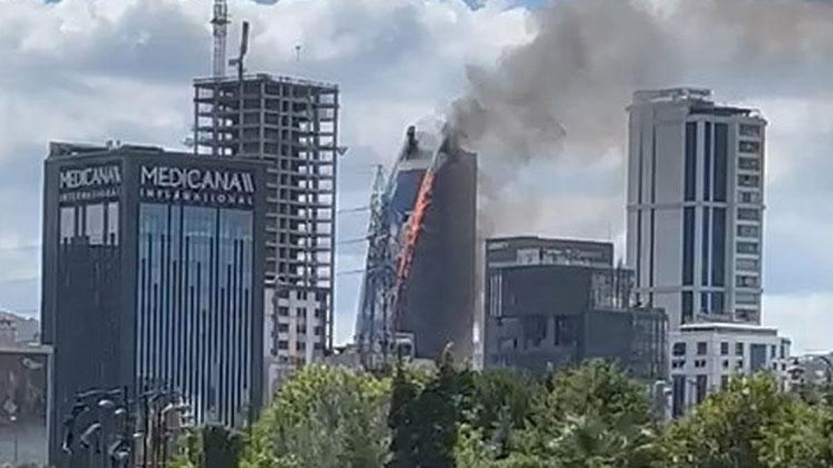 Ataşehir'de 17 katlı iş merkezinin dış cephesinde yangın çıktı