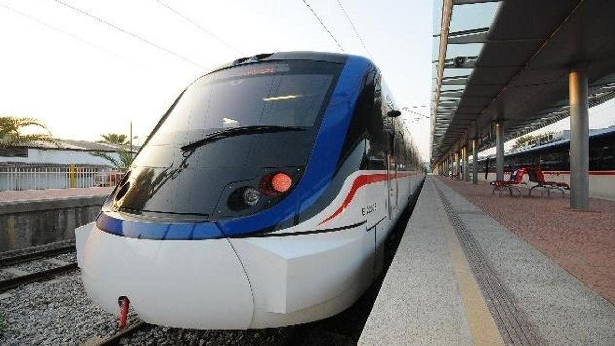 İzmir'de metro ve tramvay seferleri yeniden başlıyor