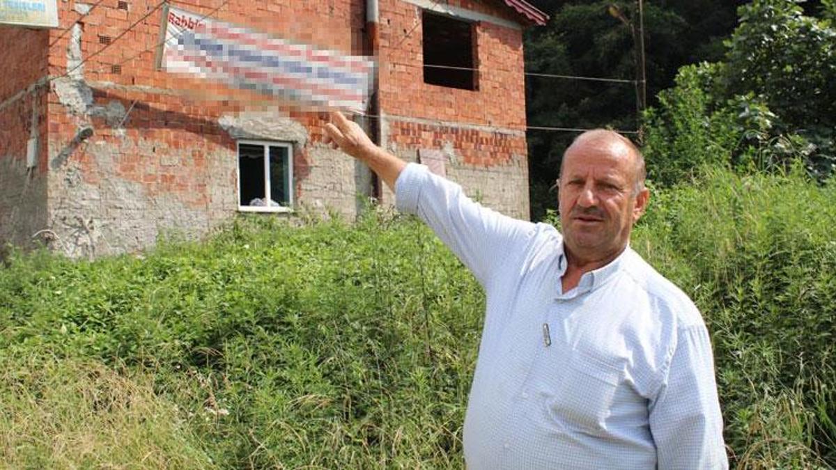 Eş bulmak için yaptığı pankartı görenler önce şaşırıyor sonra gülüyor!