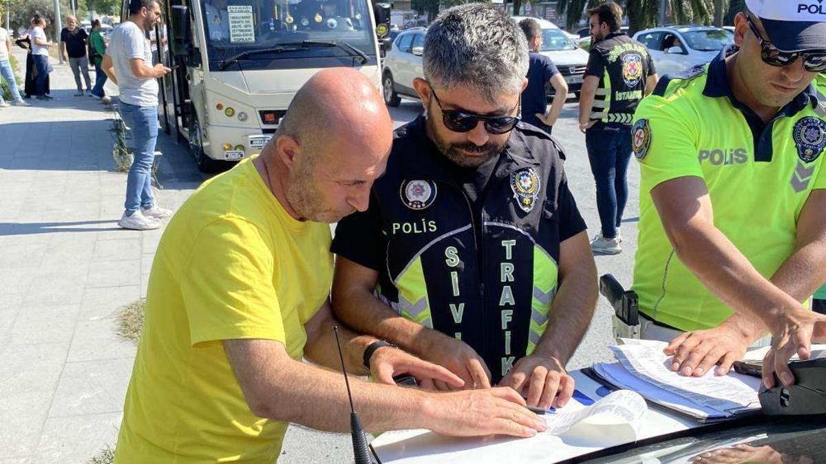 Bakırköy'de kemer takmayınca ceza kesilen minibüsçüden "Havalar çok sıcak" savunması