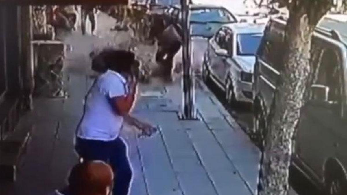 4 yaşındaki kızıyla kaldırımda yürüyen babanın üstüne beton parçaları yağdı