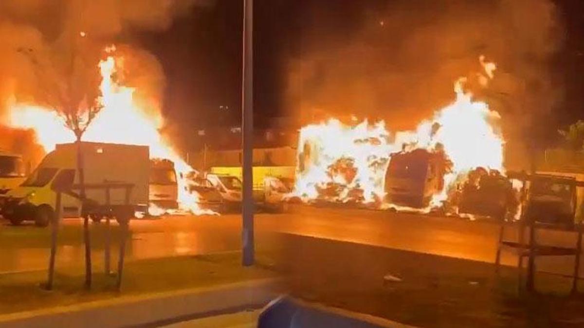 Bakırköy Veliefendi Hipodrumu önünde yarış atlarını taşıyan 5 kamyonet yandı