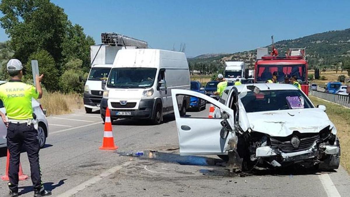 Otomobil bariyerlere çarptı: 1 çocuk öldü, 2'si çocuk, 4 kişi yaralandı