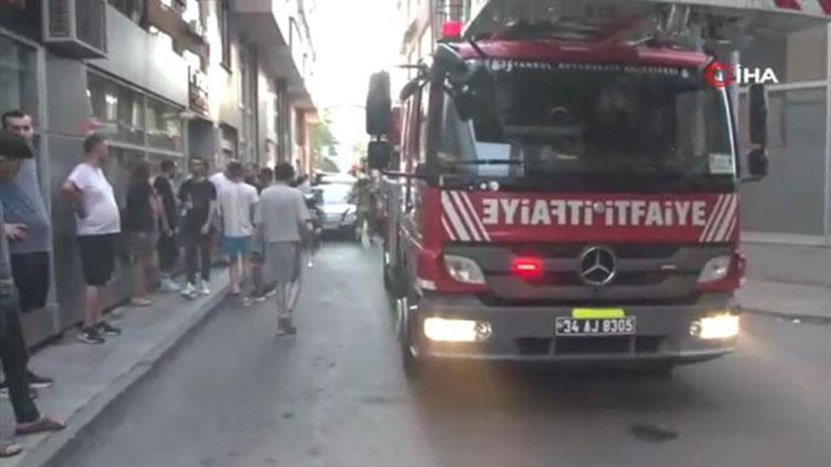İstanbul'da 3 katlı iş merkezinde yangın çıktı