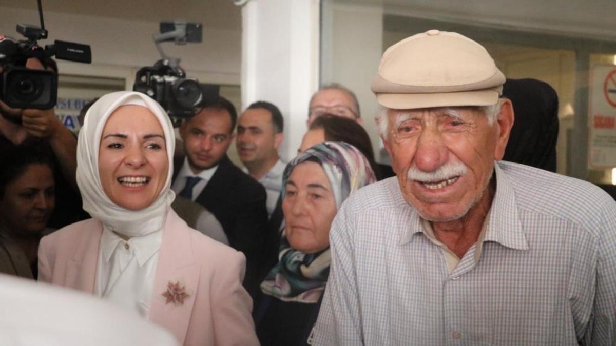 Göktaş'ı bakan olarak ilk defa karşısında görünce gözyaşlarına hakim olamadı