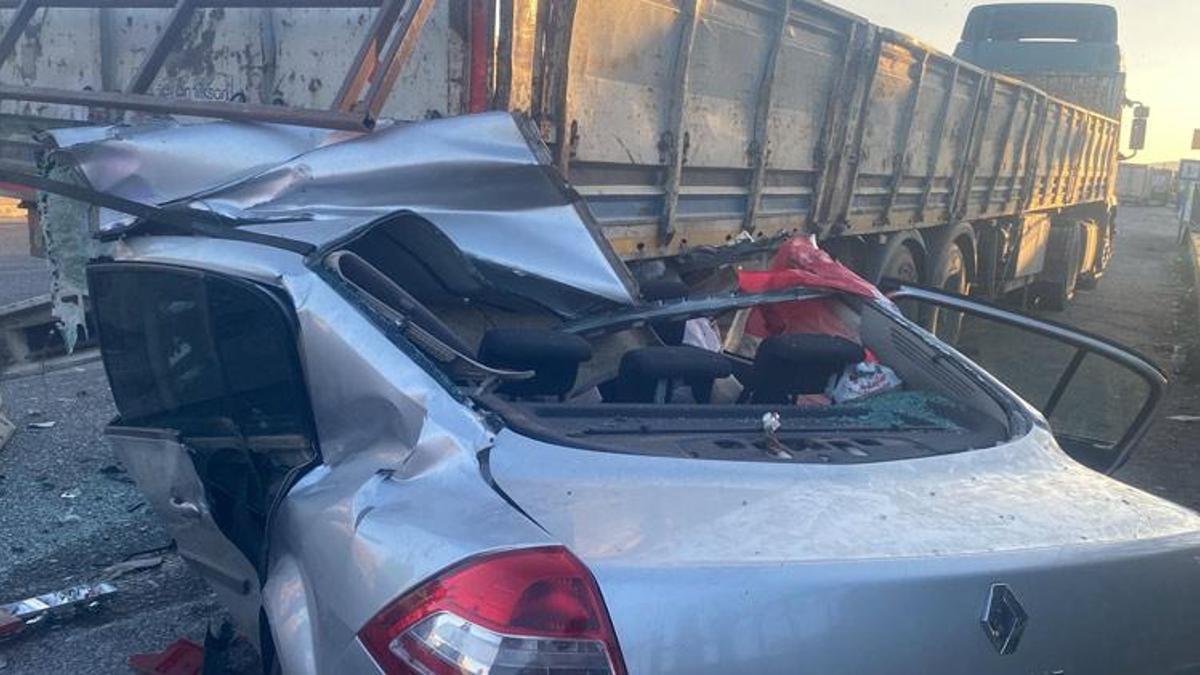 Otomobil, yol kenarında park halindeki TIR'a çarptı: 4 ölü, 2 yaralı