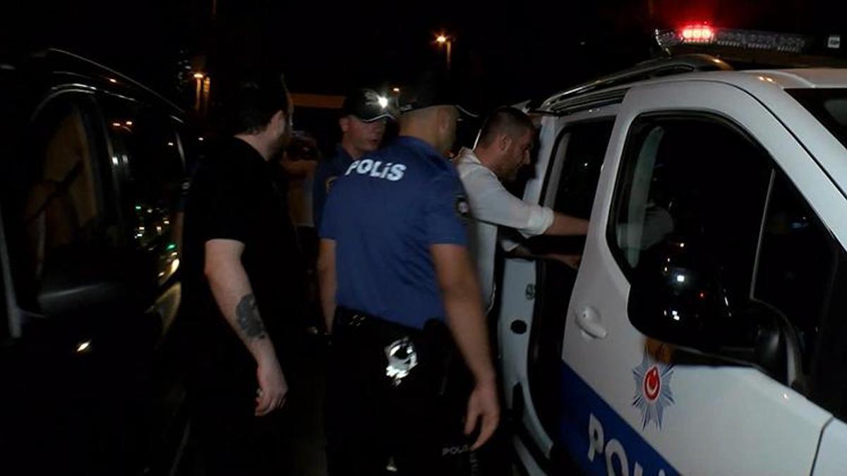 Kadıköy'de olaylı gece! Denetime takılan alkollü sürücünün arkadaşları polise zor anlar yaşattı