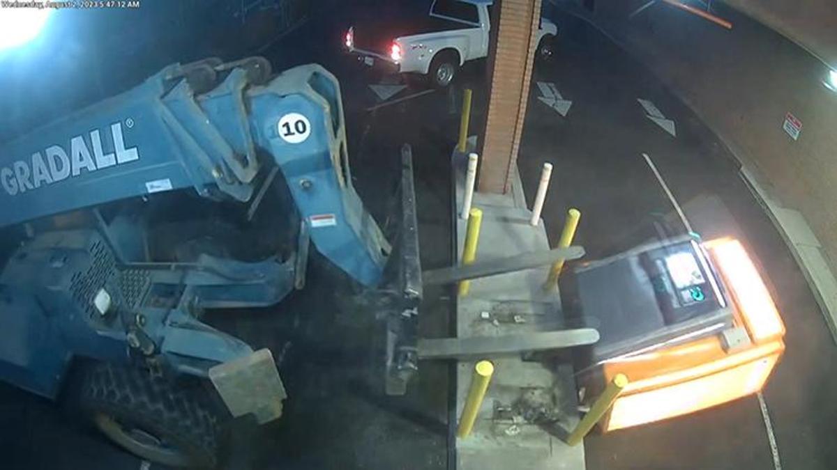 ATM’yi forklift ile çaldılar, kaçarken yolda düşürdüler