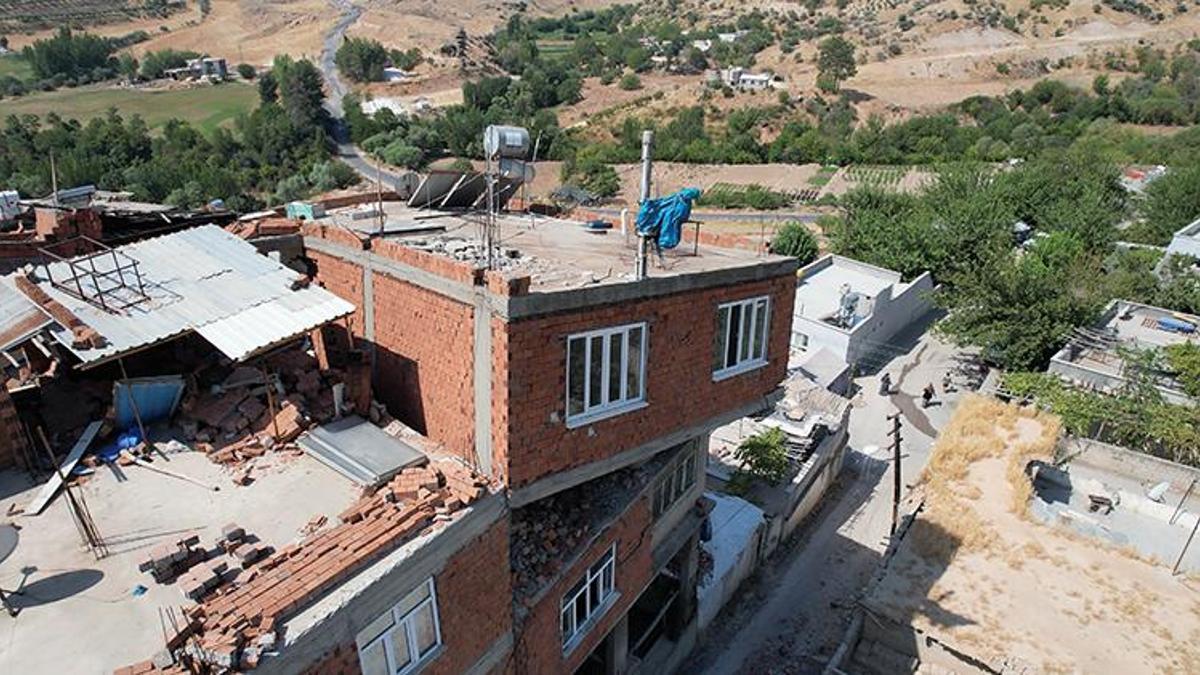 Korkutan görüntü! 3. kat ortadan kayboldu, binanın ekseni kaydı