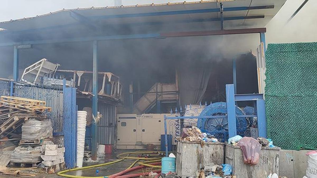 Arnavutköy'de 4 katlı bir fabrikada yangın