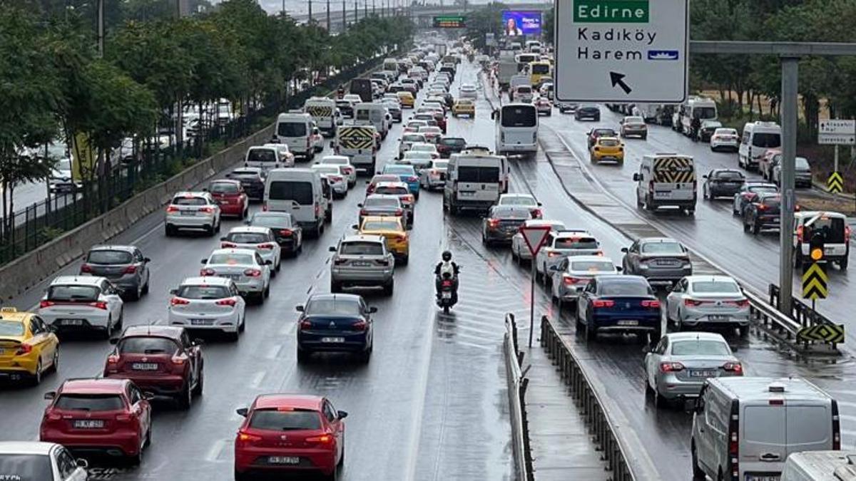 İstanbul'da yağmur sonrası trafik kilitlendi