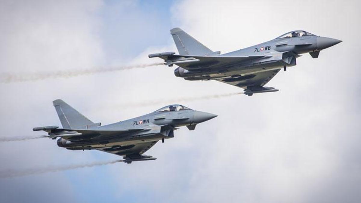 Havada tehlikeli karşılaşma! İngiliz savaş uçaklarından Rus bombardıman uçaklarına önleme