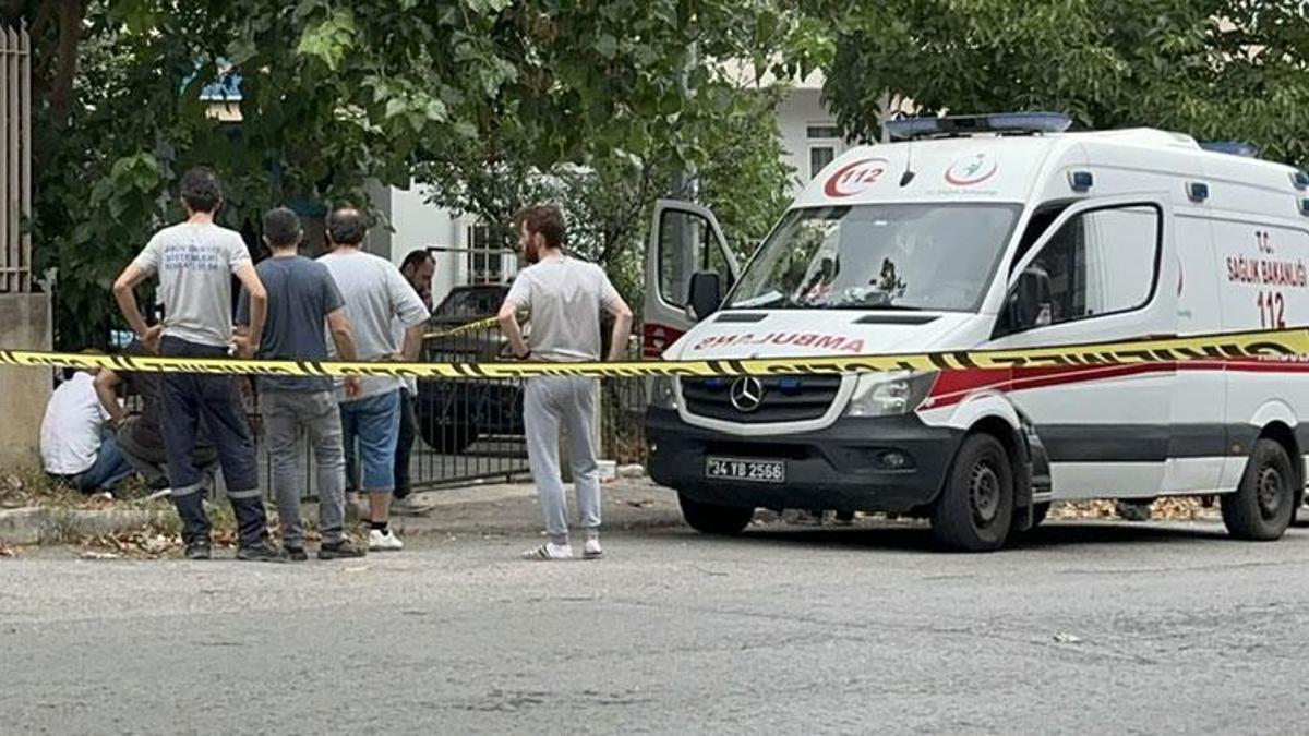 Ataşehir'de korkunç olay! İş yeri sahibi cam blokların altında kaldı
