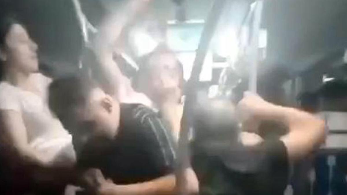 Metrobüste yumruk yumruğa kavga! Anbean kaydedildi
