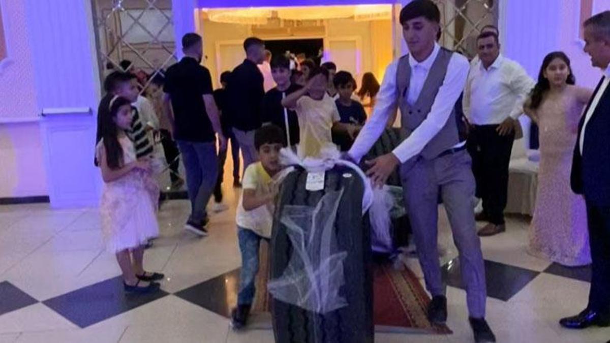 Damada düğünde altın yerine araç lastiği hediye etti