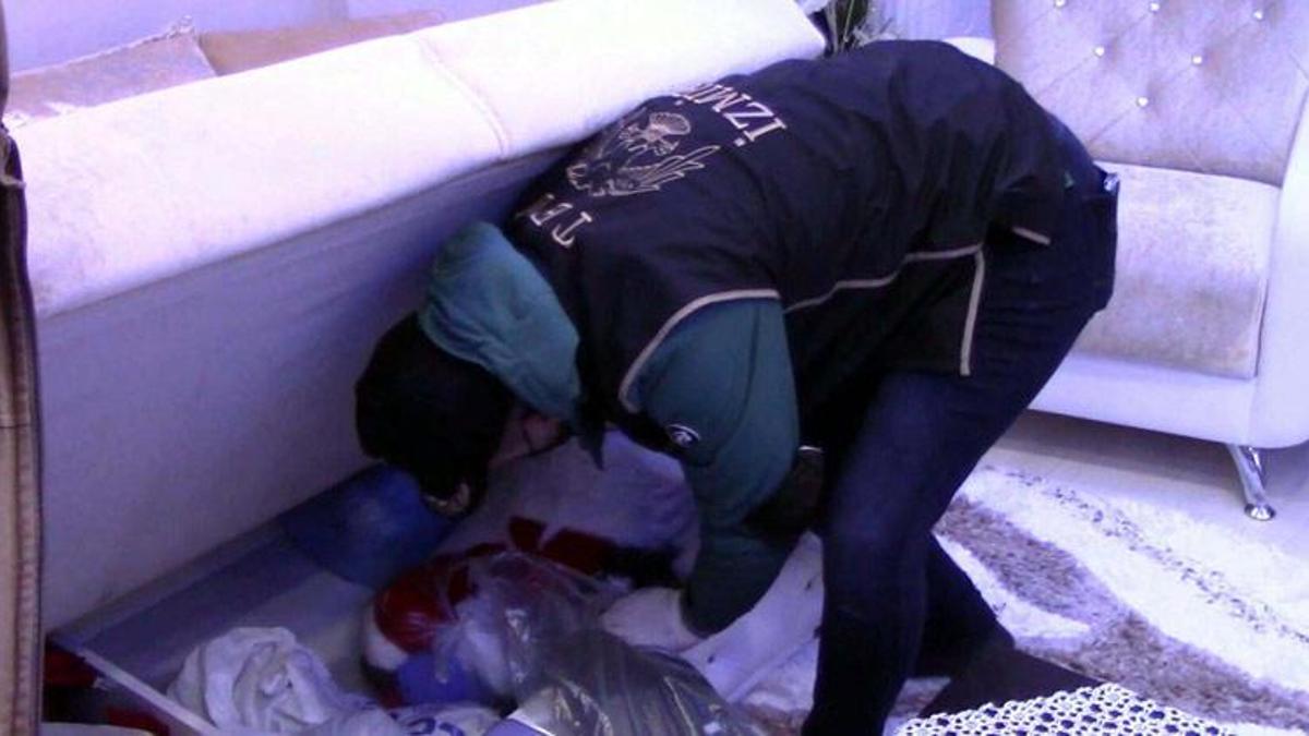 İzmir'de FETÖ'nün gaybubet evlerine operasyon; 20 gözaltı