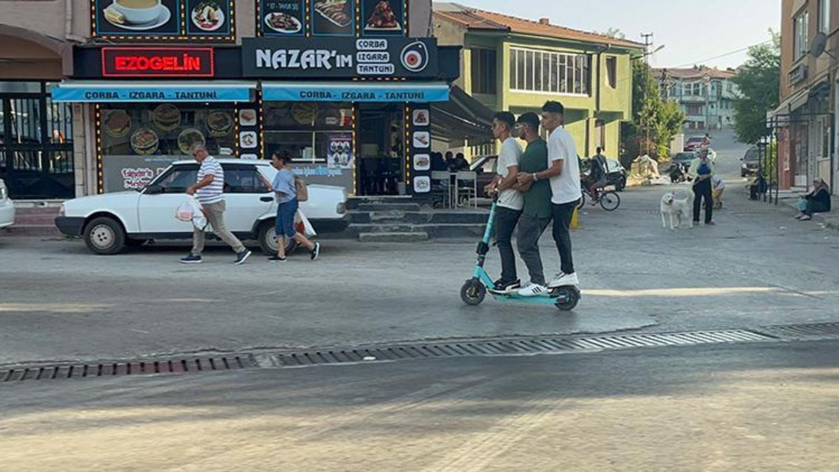 Tehlikeli yolculuk: Bir scooterde 3 kişi
