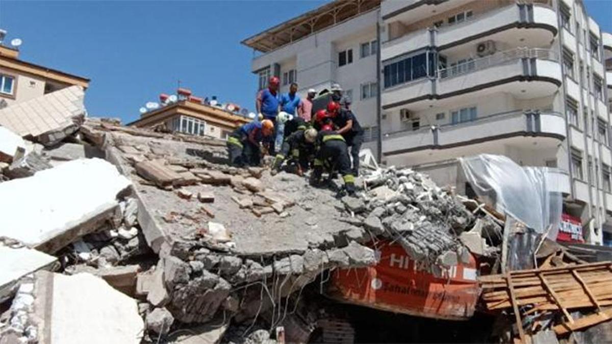 Yıkım sırasında bina çöktü! Operatör enkaz altında kaldı