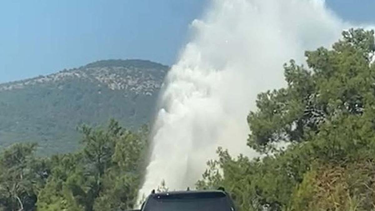 Bodrum'da Torba - Gölköy yolunda korku dolu anlar... Tazyikli su metrelerce yükseğe fışkırdı