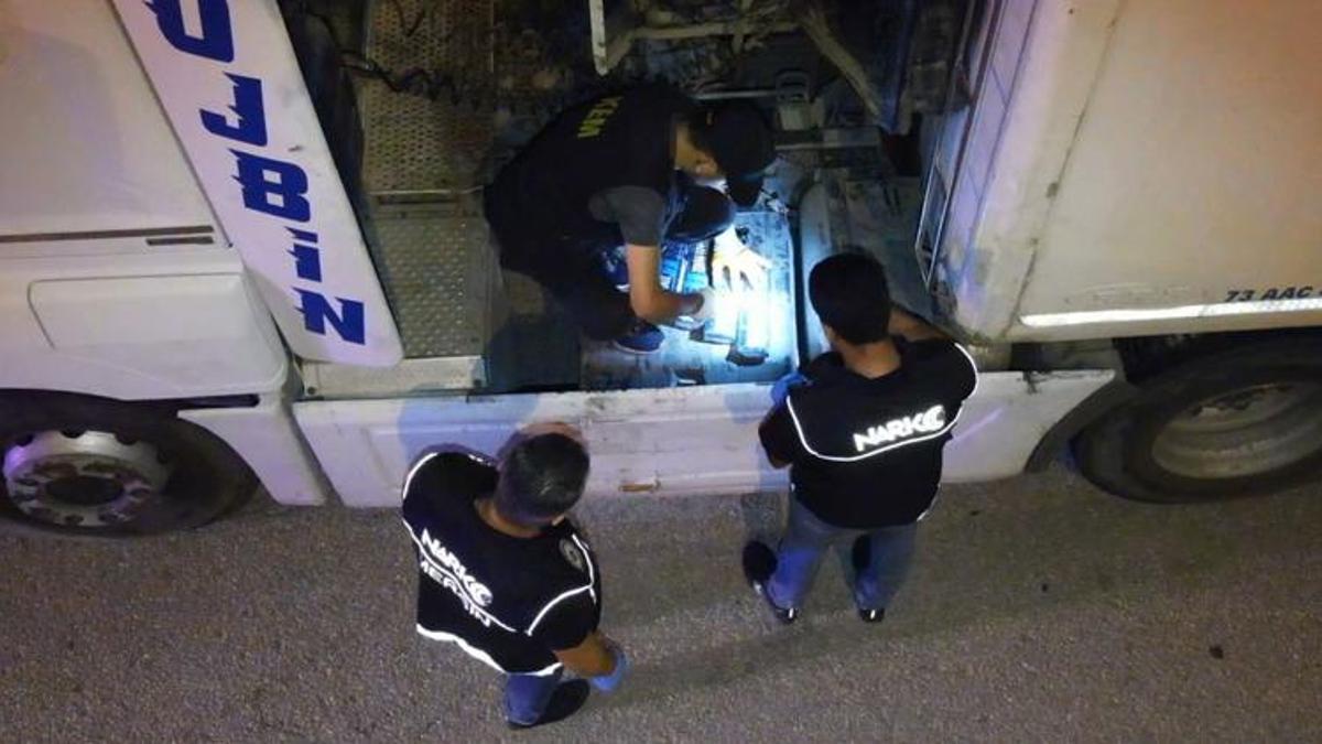 Mersin’de TIR'a uyuşturucu operasyonu! Gözaltına alındılar