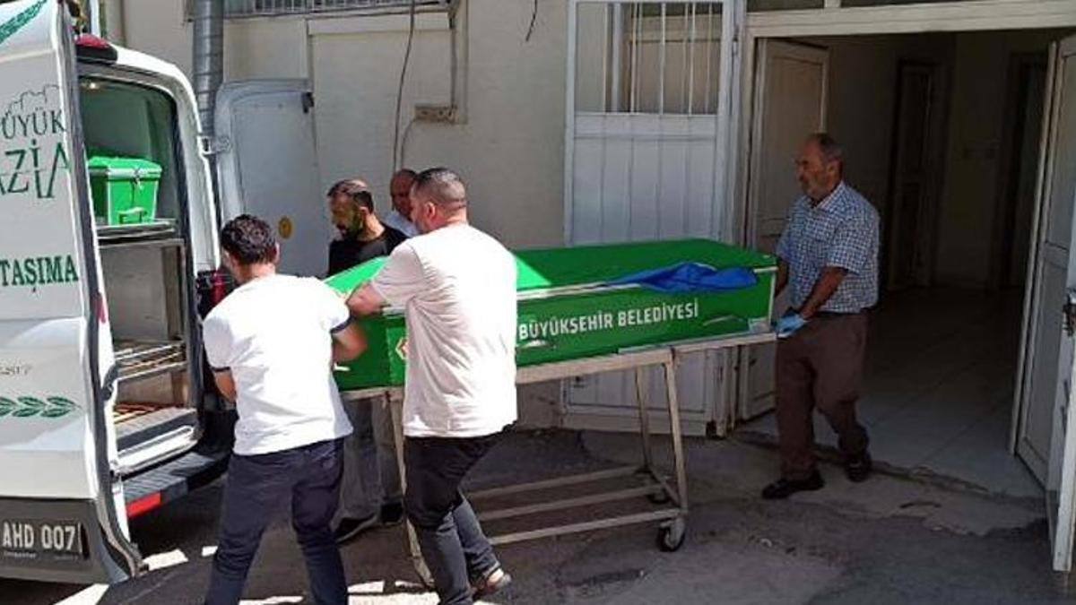 Tartıştığı erkek arkadaşını göğsünden bıçaklayarak öldürdü! Rezidansta şok olay