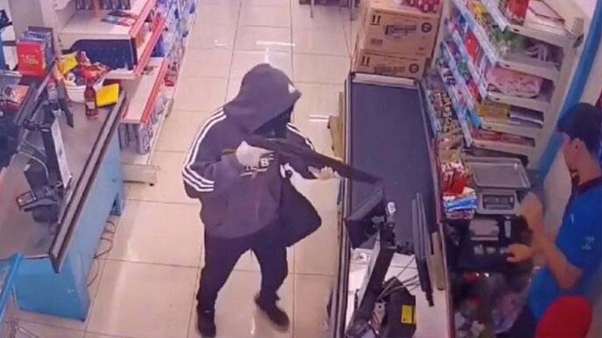 Elindeki tüfekle marketi soyan maskeli hırsız kaçarken kendini vurdu!