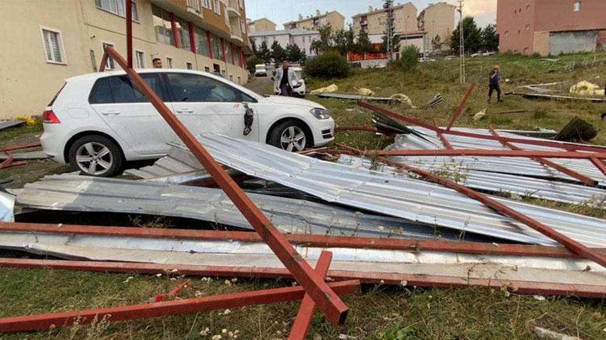Fırtına Ardahan'da çatıları uçurdu, otomobiller hasar gördü