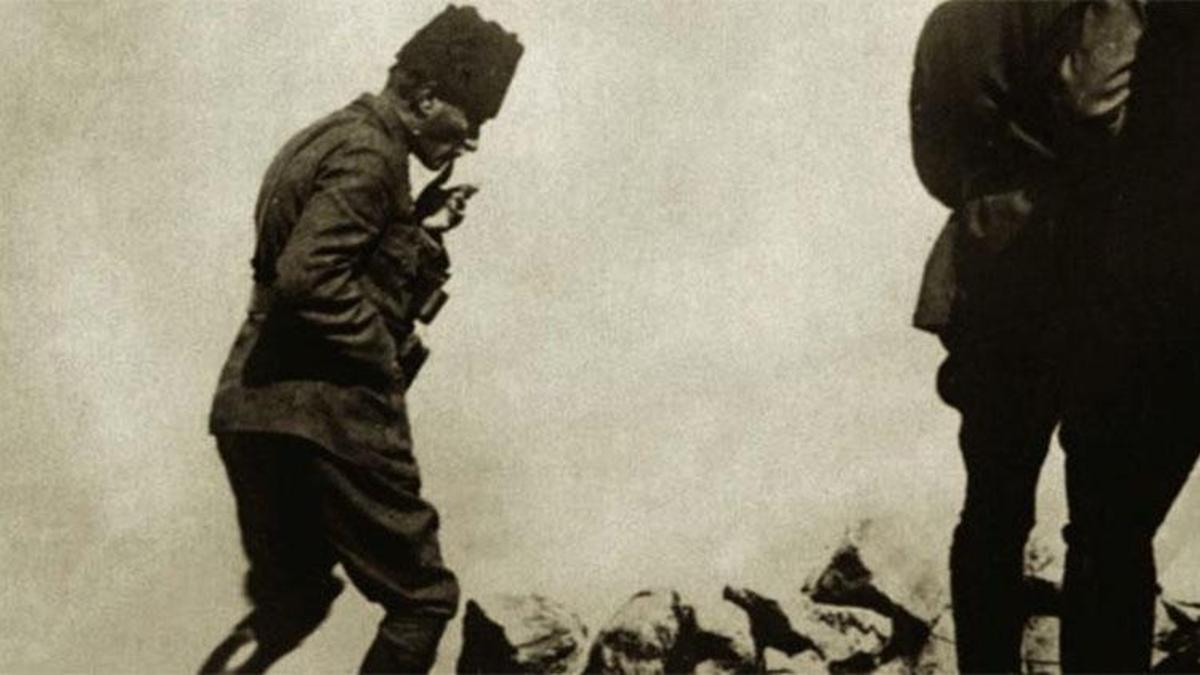 Zaferin simgesi haline gelen fotoğraf: 'Geceler süren yorgunluğuna rağmen ayaktaydı'
