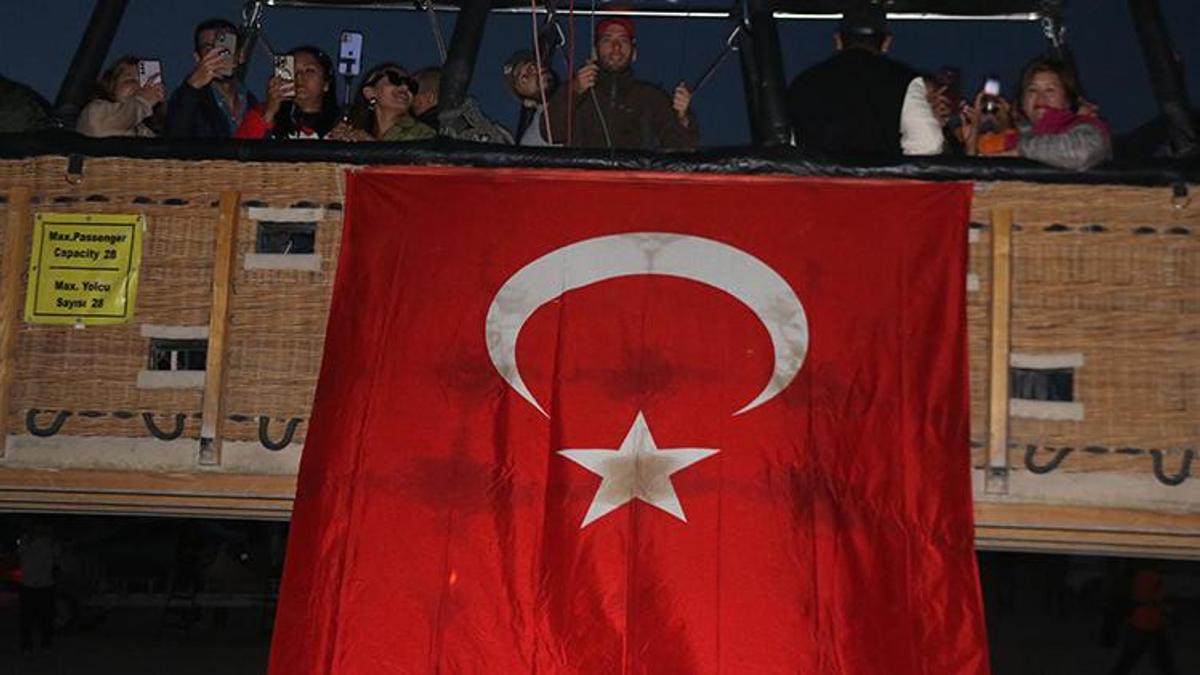 Kapadokya'da balonlar, Türk bayraklarıyla havalandı