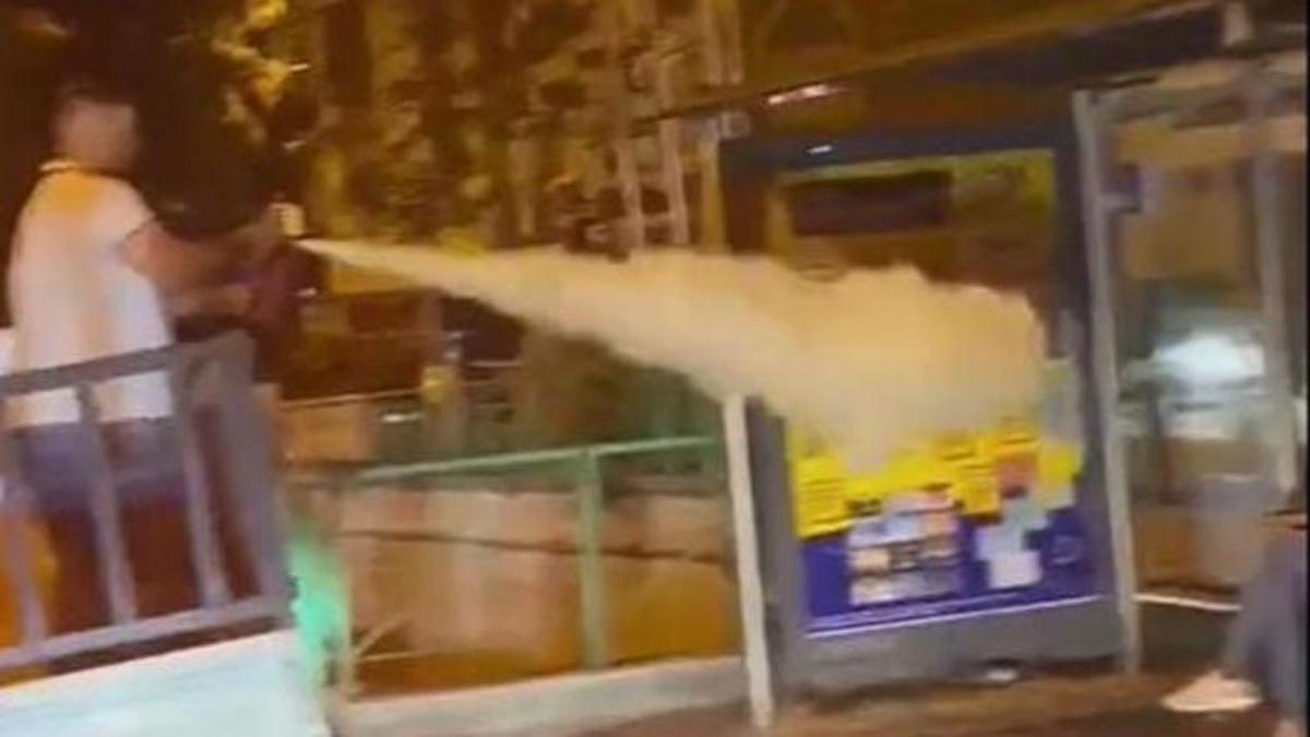 Duraktaki kişiye yangın söndürme tüpüyle gaz sıkıp görüntü çeken 7 kişiye gözaltı!