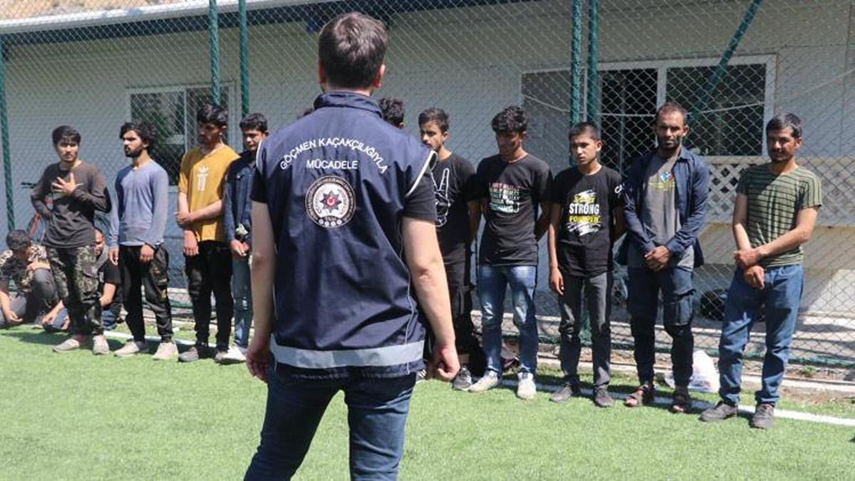 TIR'ın dorsesinden 39 kaçak göçmen çıktı! Göç İdaresine gönderildi