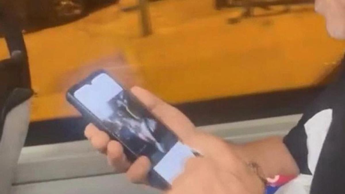 Otobüste gizlice kadının fotoğrafını çekti; yolcular tarafından yakalandı