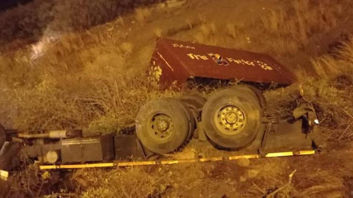 Kamyon, şarampole yuvarlandı! Feci kaza