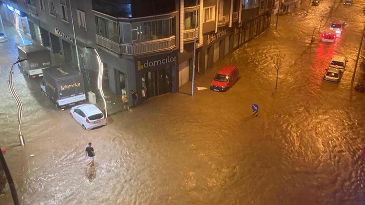 Giresun'da sağanak; cadde ve sokaklar göle döndü!