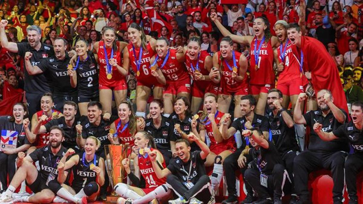 Avrupa Şampiyonu Filenin Sultanları yurda döndü! Yeni hedefi açıkladı