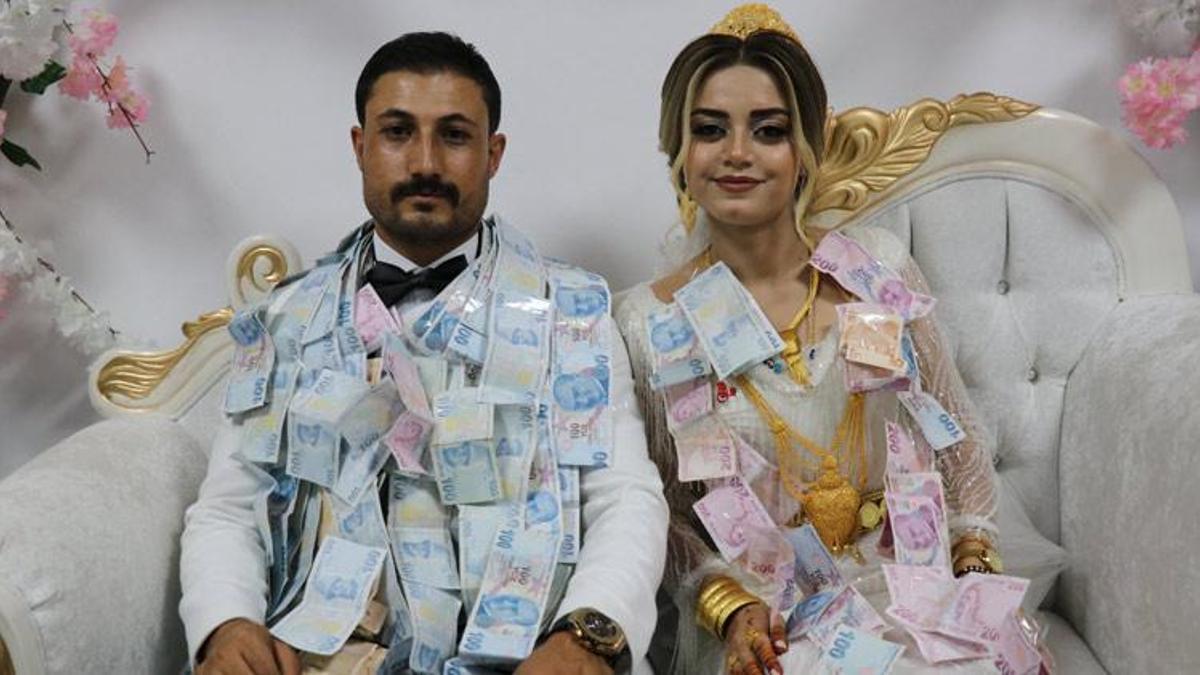 Gelin ve damada takılan takı dudak uçuklattı! Altın ve para yağdı