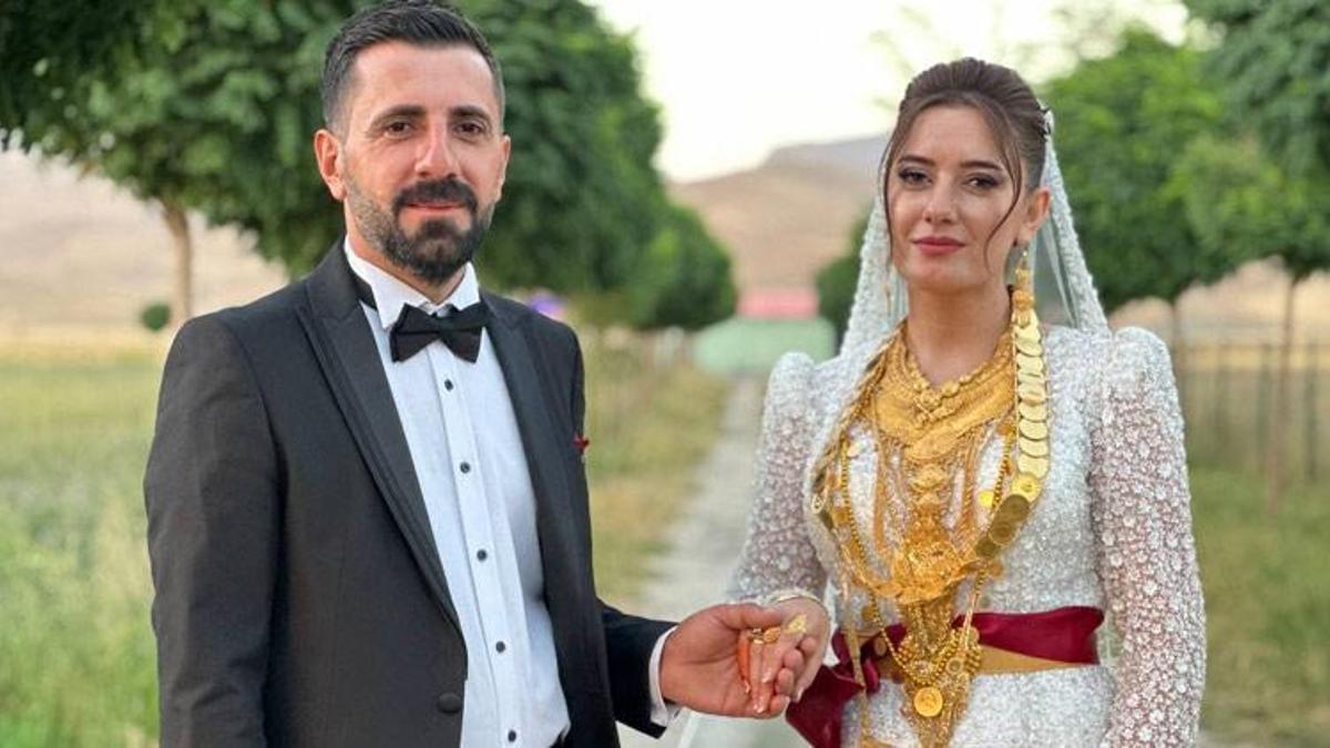 Aşiret düğününde gelin ile damada para ve altın yağdı