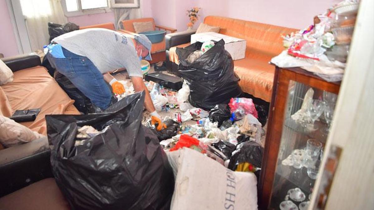 Evden 20 ton çöp çıktı; sahibi 'Yapmayın, bunlar yılların emeği' dedi