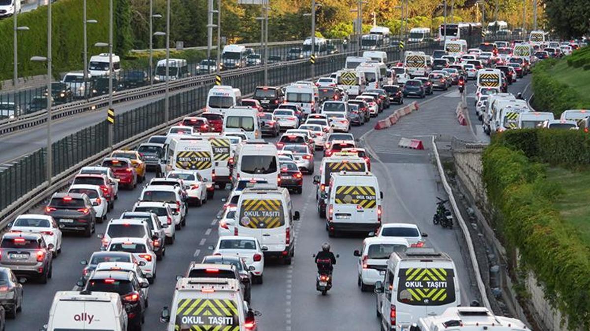 Okulun ilk gününde yollarda trafik yoğunluğu