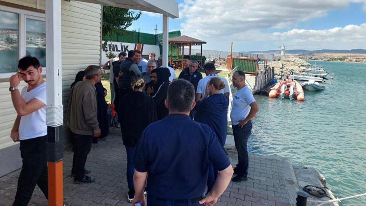Şişme botla sürüklenen 4 kişi, 13,5 saat sonra kurtarıldı! Şans eseri kurtuldular