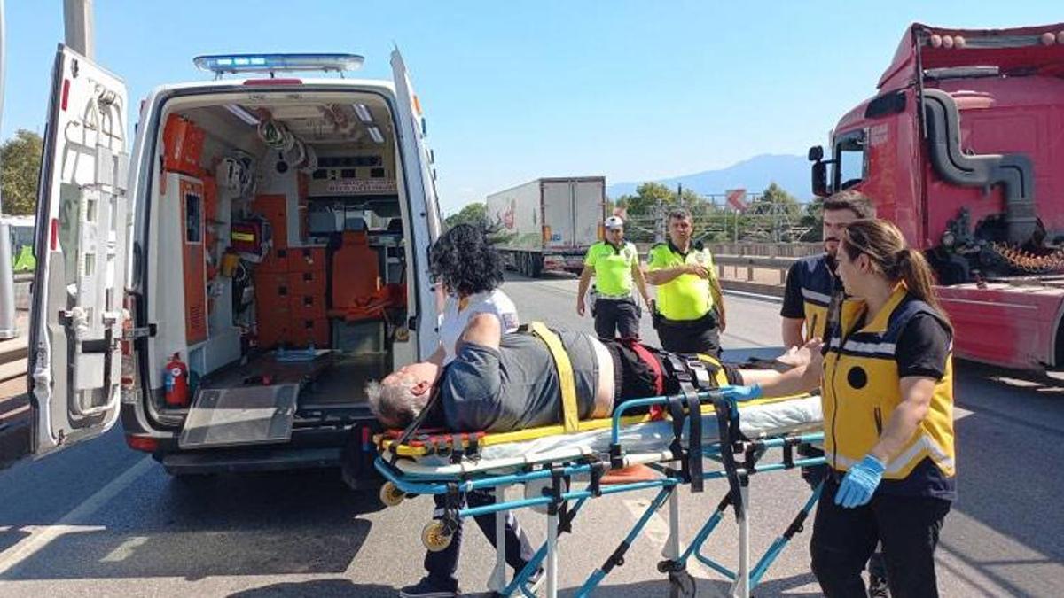 Sürücü fenalaştı, kontrolden çıkan tır otomobile ve kamyonete çarptı