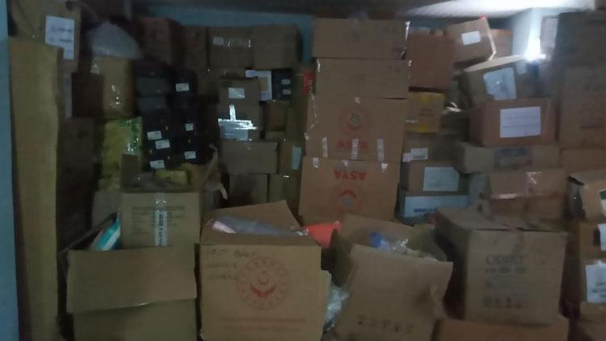 Yardım kolilerini parça parça satıyorlardı! Depoya baskın yapan polis oyunu bozdu...