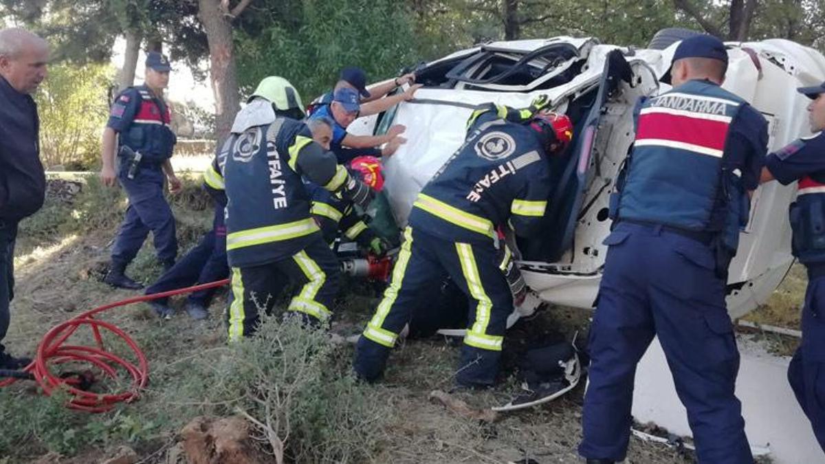 Motosiklet ile çarpışan otomobil mezarlığa uçtu! Kan donduran feci kaza