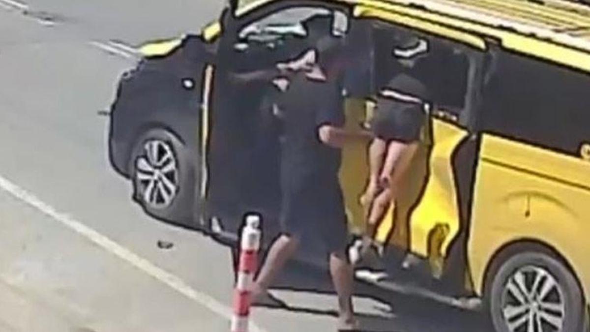 Kaza sonrası motosikletten fırladı, taksi camında asılı kaldı