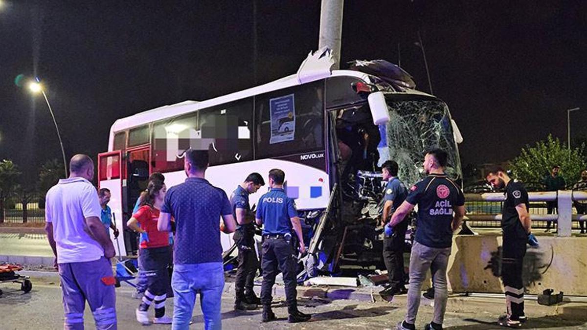 Hava limanına yolcu taşıyan midibüs, direğe çarptı: 5 yaralı