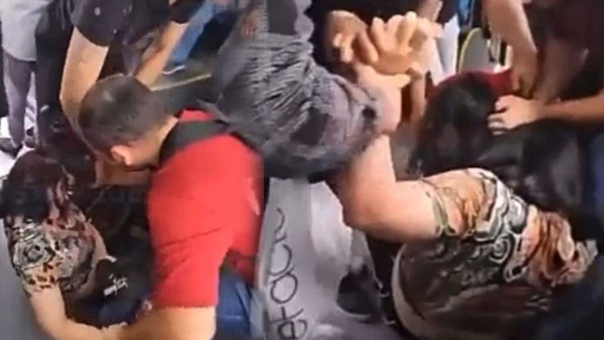 İki kadın yolcu otobüsü birbirine kattı! Koltuk kavgasında saç saça baş başa...