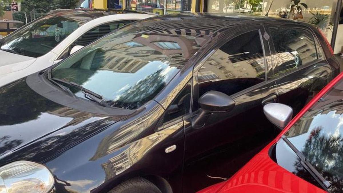 Magandaların silahından çıkan saçmalar otomobillere isabet etti